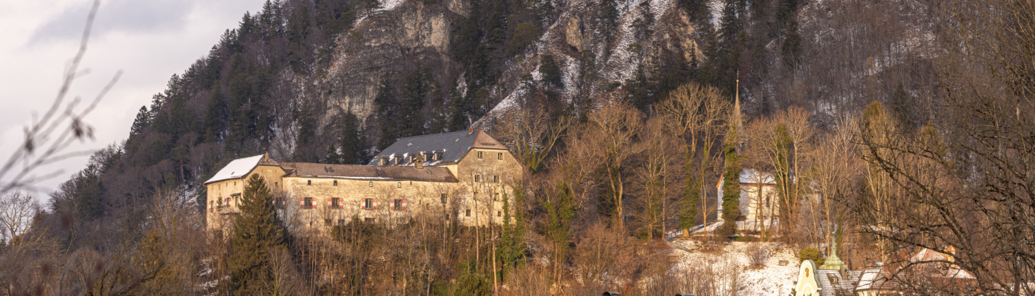 Winter hiking trail via Marquartstein castle and Tiroler Ache dam