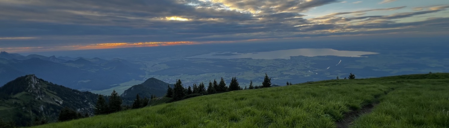 Hochgern summit hike via Jochbergalm