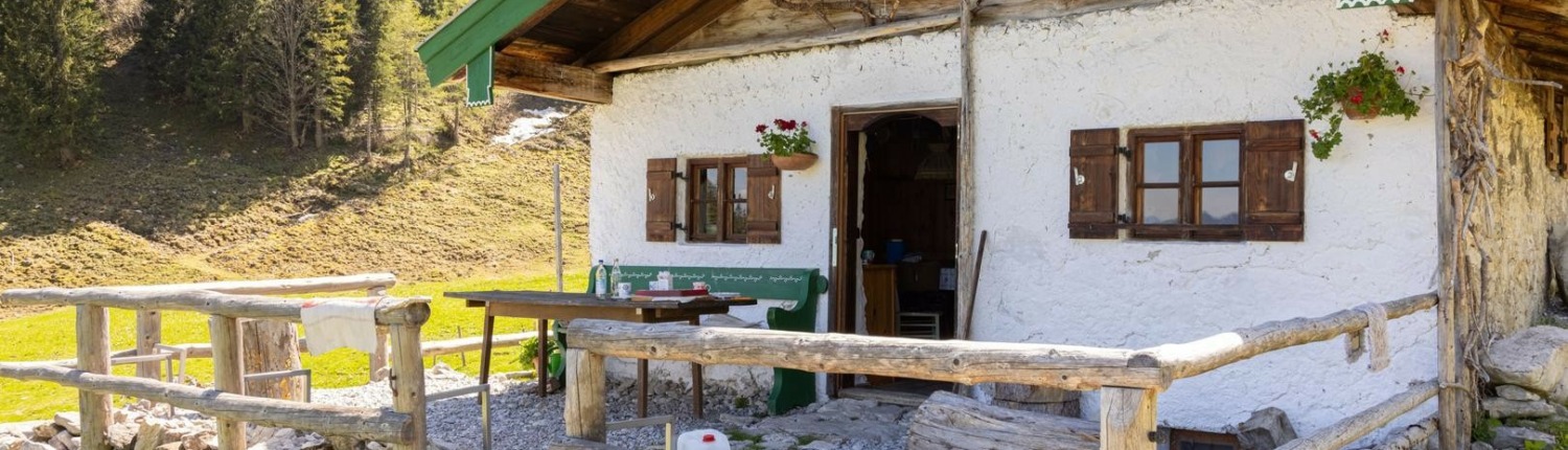 Weitlahnerkopf summit from hiking parking lot Mühlau