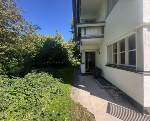 Fahrrad- und Grill vor Küchenausgang