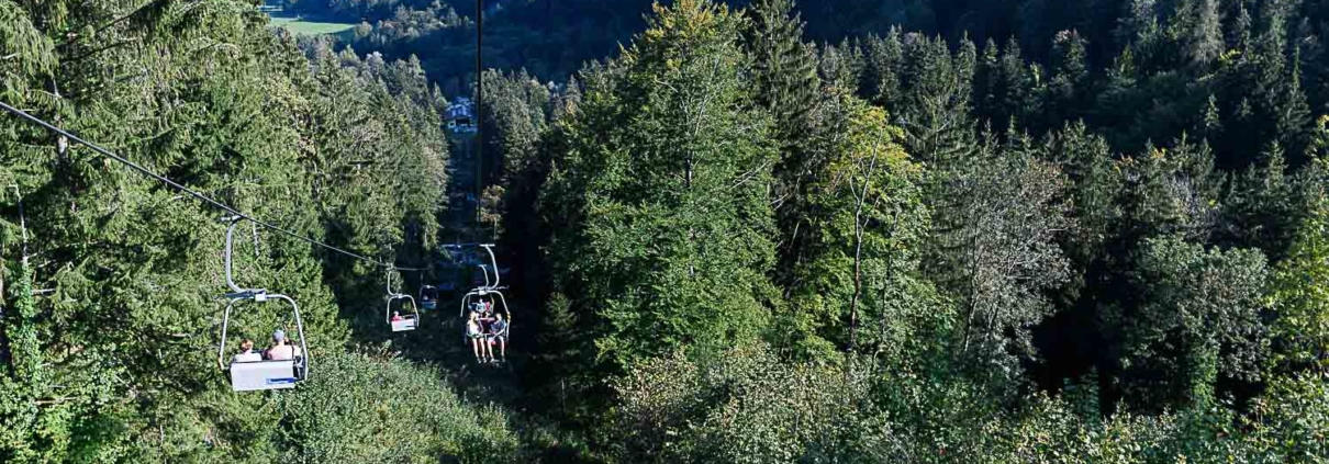 Sommer im Achental, mit der Hochplattenbahn nach oben fahren