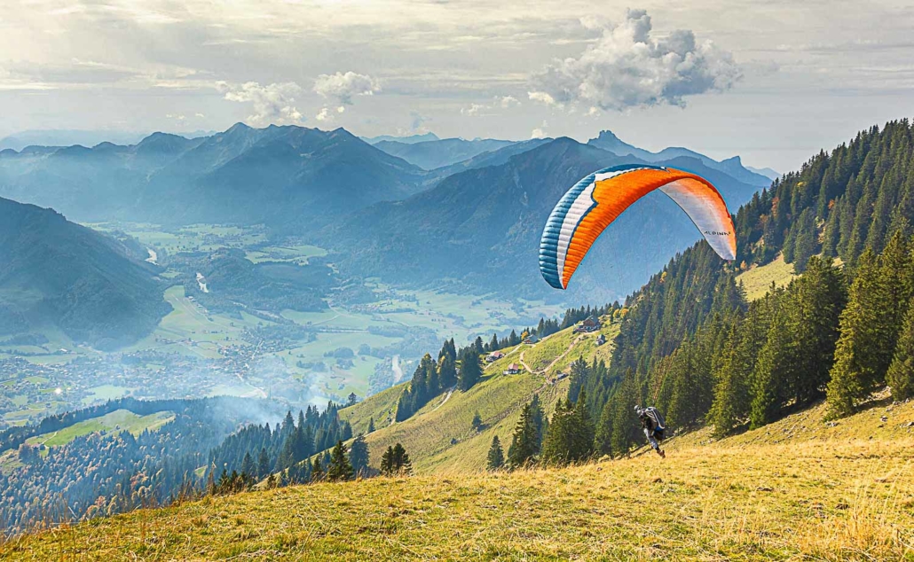 Gleitschirmflieger im Achental