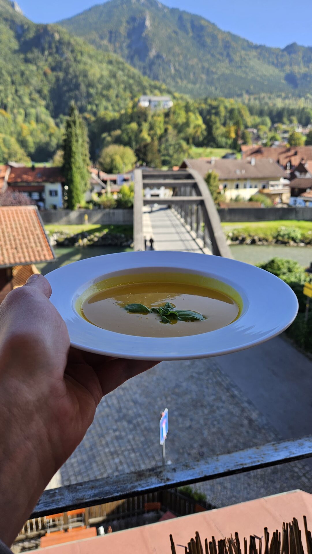 Kürbiscremesuppe im Teller, Rezepte für den Herbst
