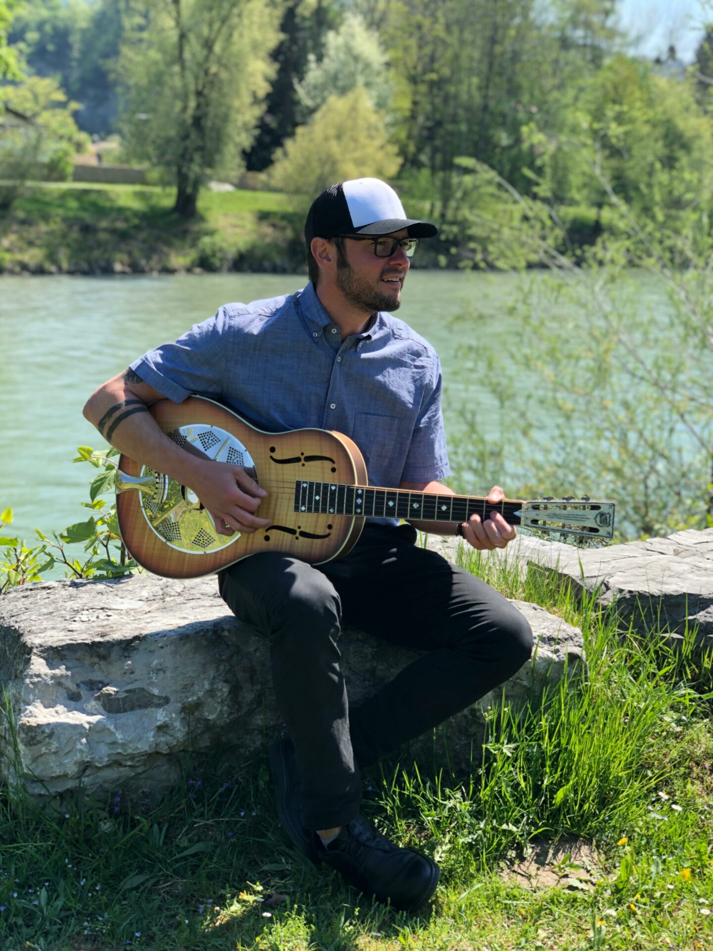 Kamil Müller mit Gitarre an der Tiroler Ache