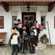 Kinder beim Klöpfeln