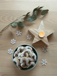 Vanillekipferl mit Weihnachtsdekoration