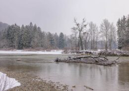 Winterliche Flusslandschaft an der Tiroler Ache