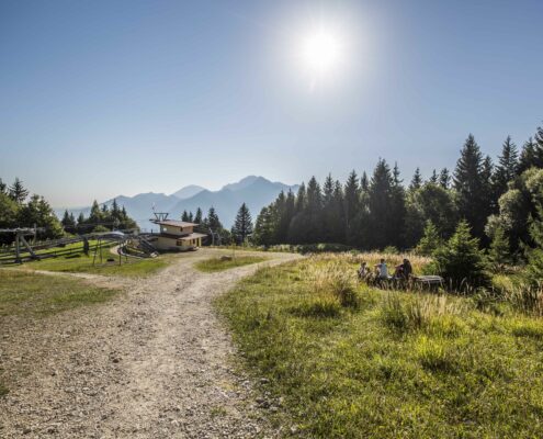 foto-hochplattenbahn-mit-drachenfliegern-und-familie