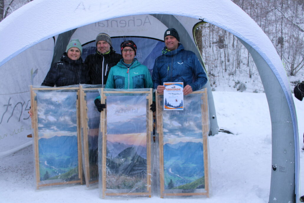 Bravourös setze sich das Team des TSV Marquartstein 1 durch. Für den ersten Platz gab es Achentaler Liegestühle – zum Probesitzen ging es gleich aufs Eis.