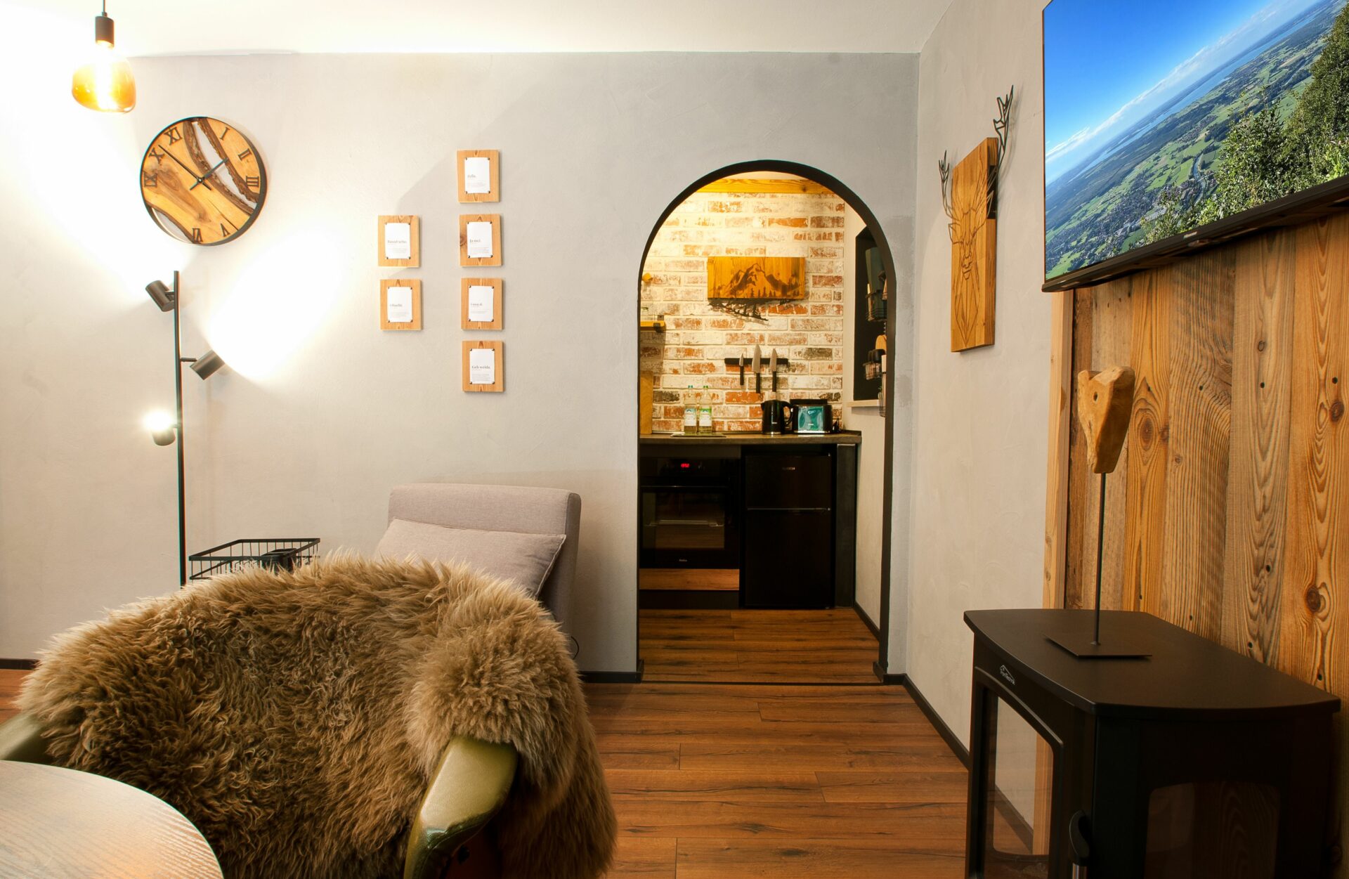 Sitzgelegenheit mit TV und Blick in die Küche