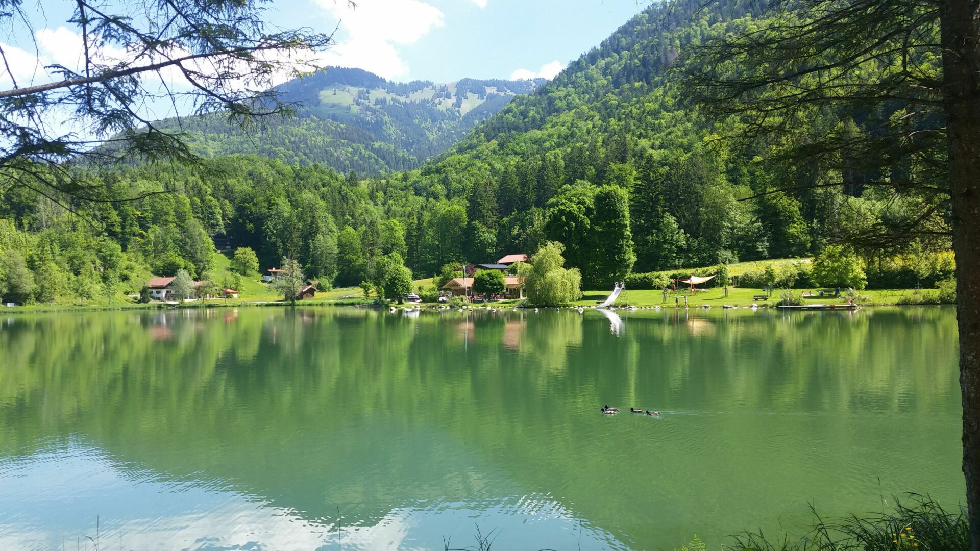 Wössner See mit Seestüberl und Bademöglichkeit