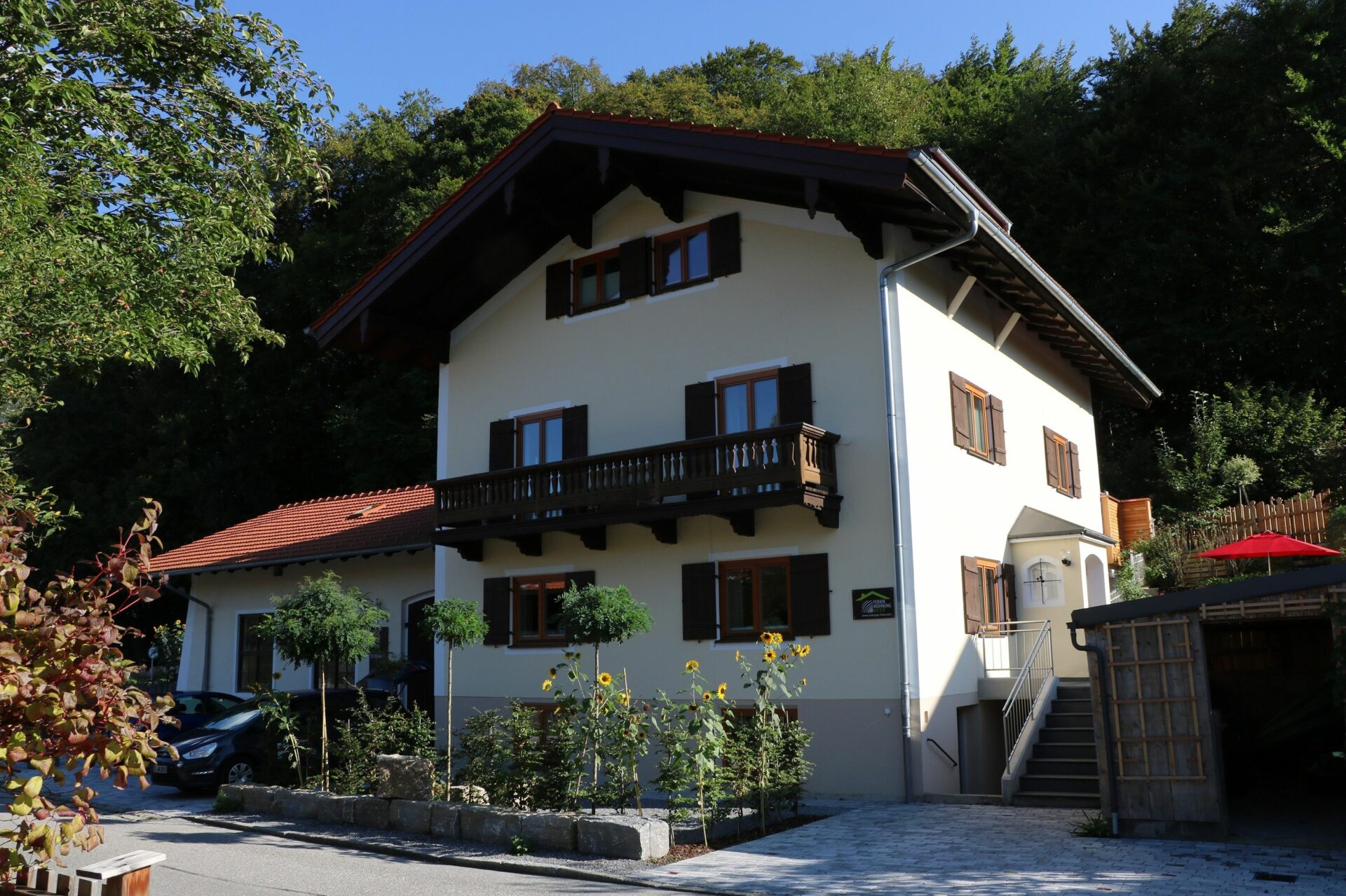 Hausansicht von Norden mit westseitigem Eingang der Ferienwohnung