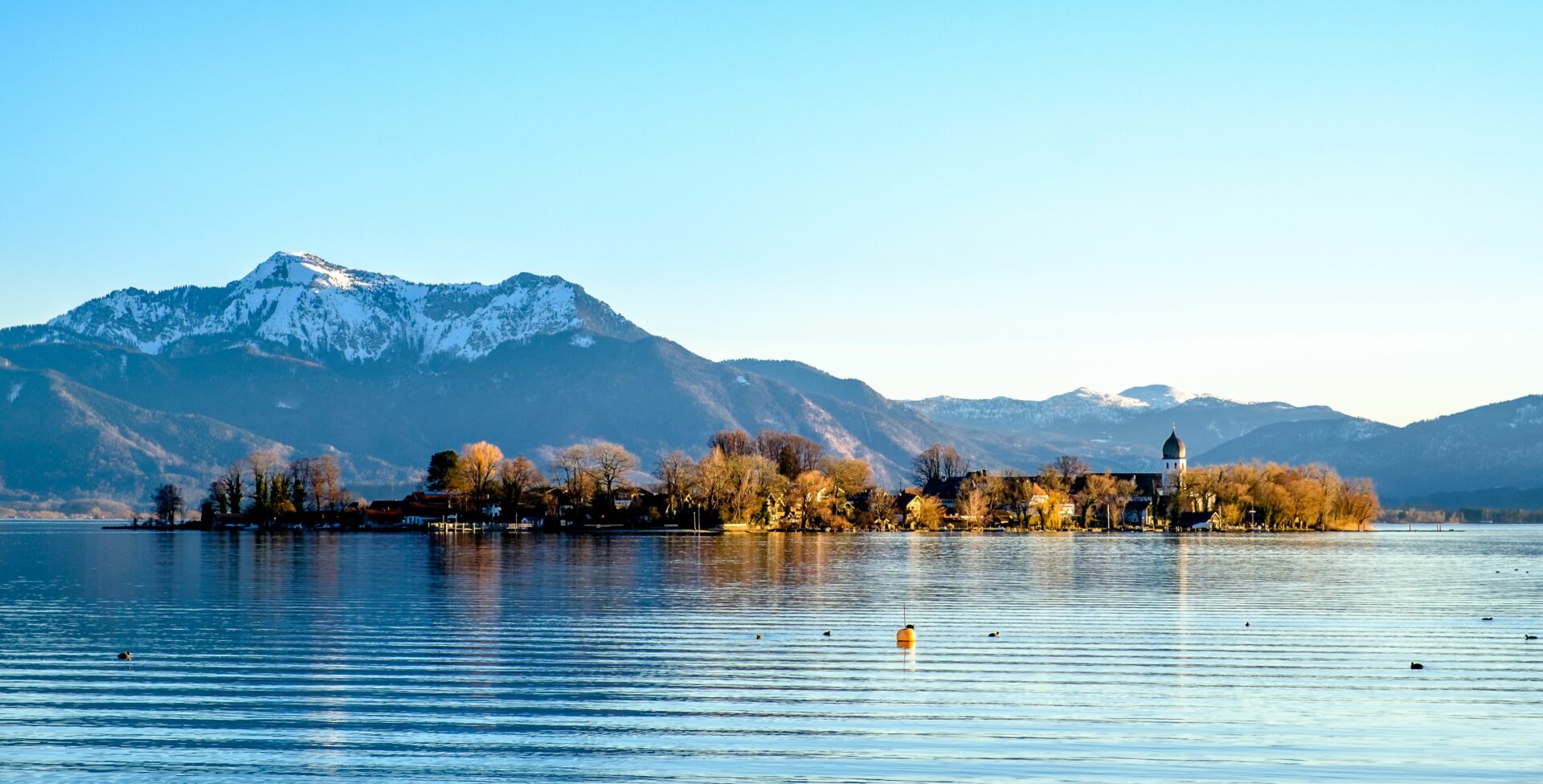 Fraueninsel mit Blick auf Hochgern