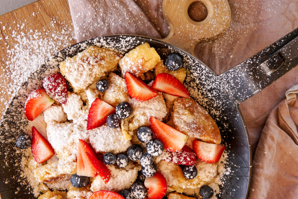 Kaiserschmarrn in der Pfanne mit Erdbeeren