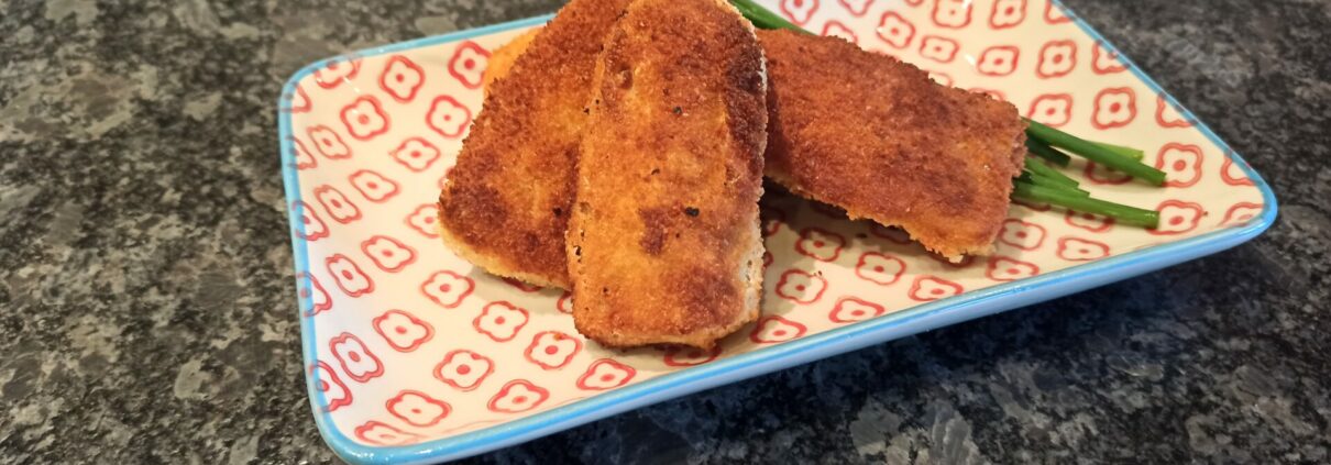 Panierte Weißwürste auf einem Teller