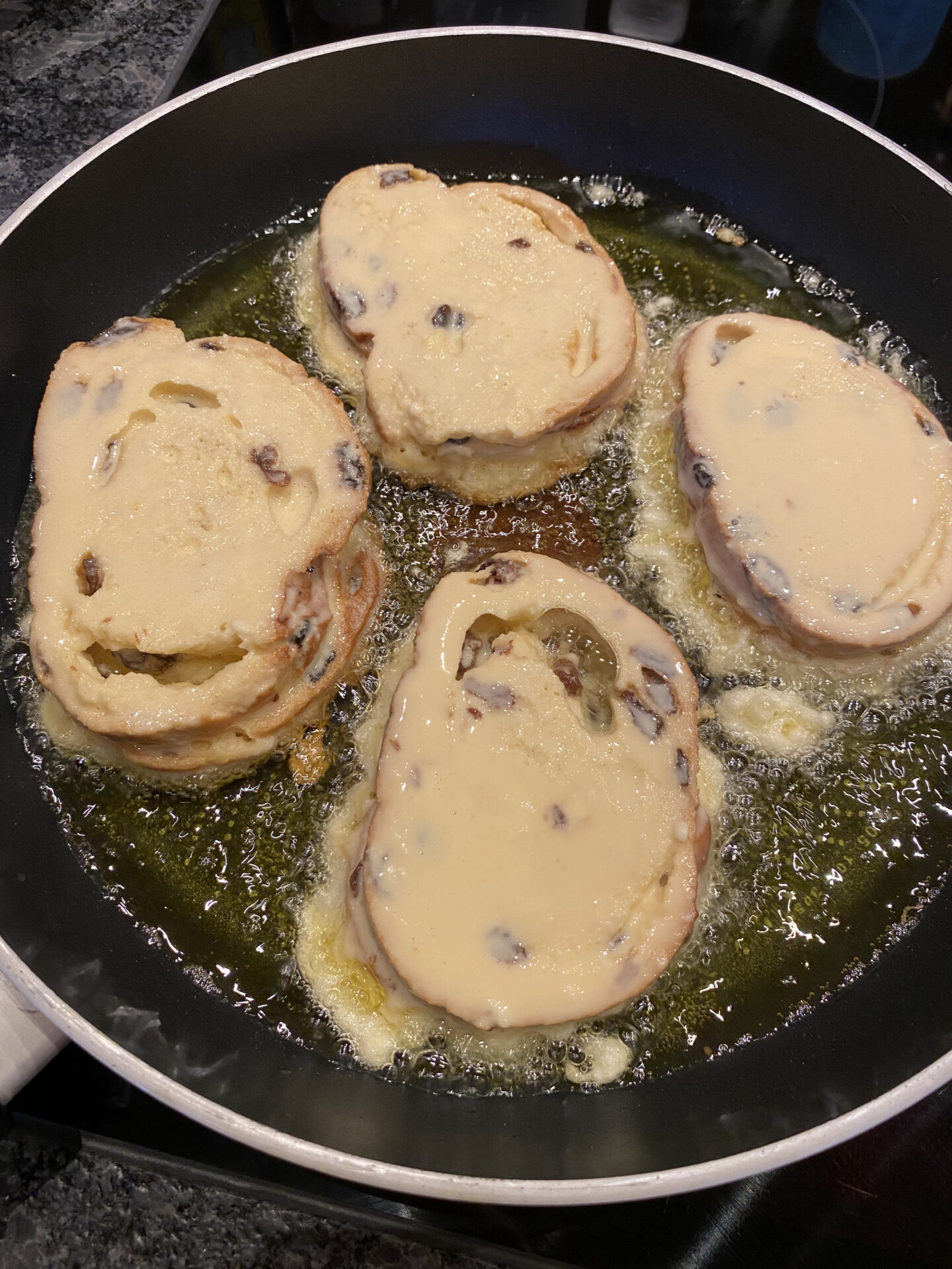 Zubereitung Zwetschgenbavesen in der Pfanne