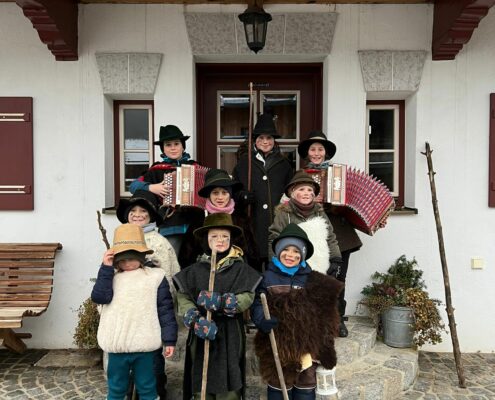 Kinder beim Klöpfeln