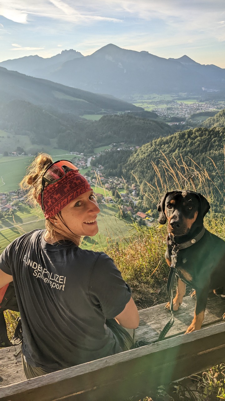 Veronique Hronek mit Hund, Sommer im Achental