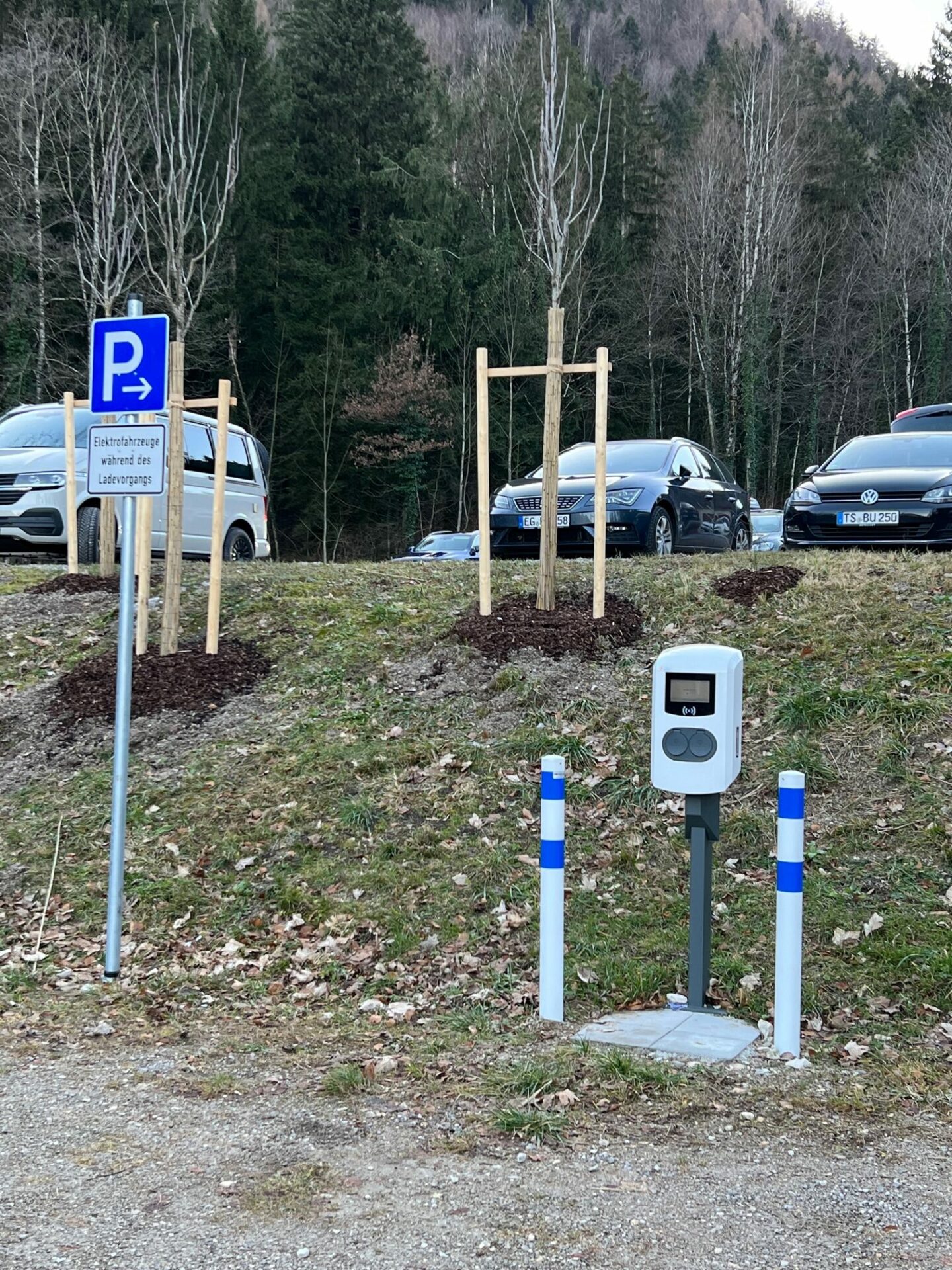 Ladesäule an der Hochplattenbahn Ladesäule an der Hochplattenbahn