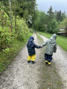 Kinder in Regenkleidung